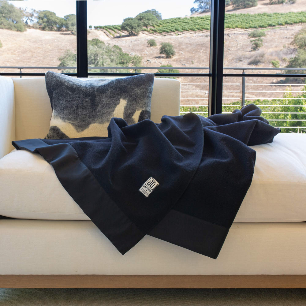 
                      
                        Henry Blanket - Cashmere Blend - Black
                      
                    